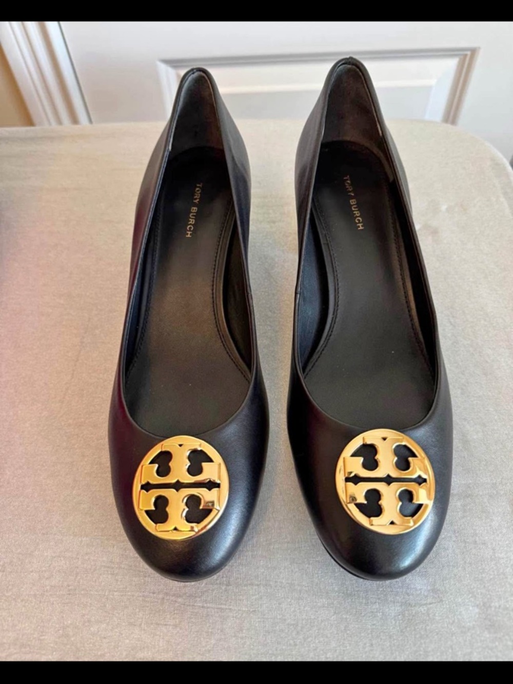 Tory Burch Chelsea Black Leather Pumps Gold Medallion